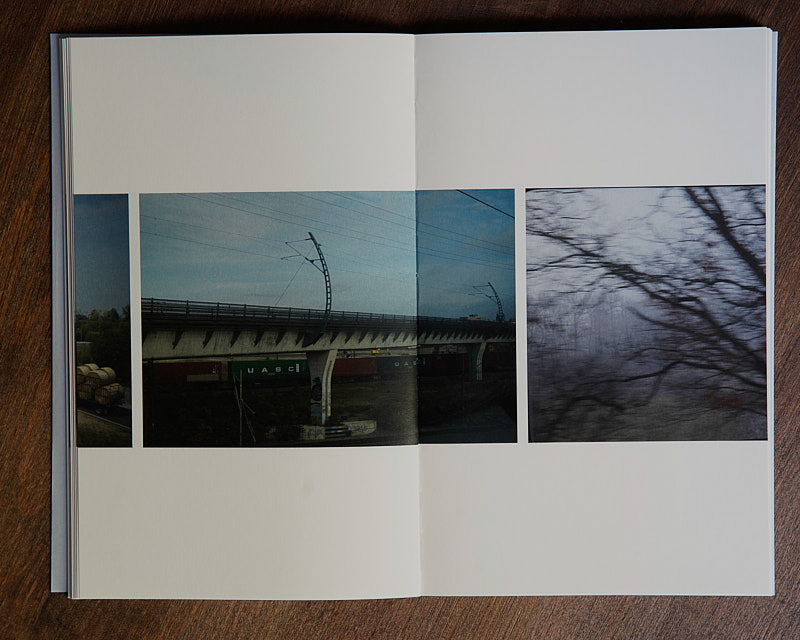 Reprodution Nein, wir stehen! Der Bahnhof fährt.